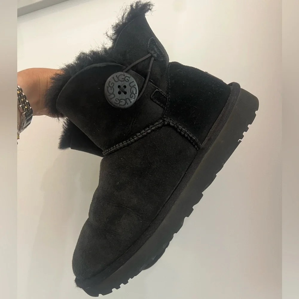 S O L D! UGG Mini Bailey Button II